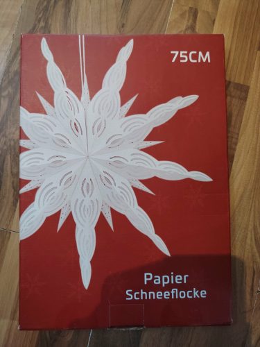 75 cm átmérőjű, fehér színű, papírból készült, hópelyhet formázó 3D-s karácsonyi dekoráció