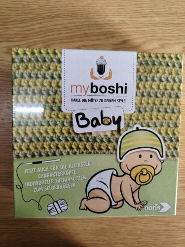  Noris myboshi Baby horgolókészlet, amely zöld és sárga színekben, csecsemők számára készült sapka elkészítésére szolgál