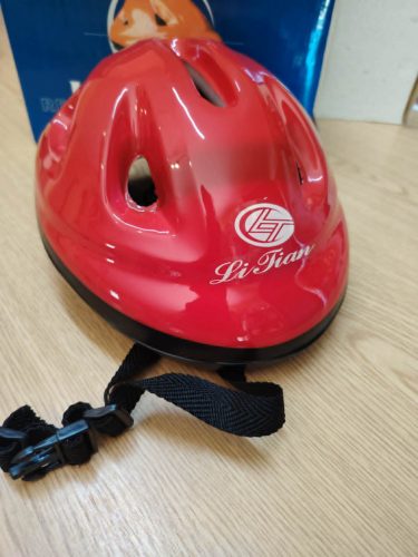 Helmet piros sisak rollerra, kerékpárra, görkorihoz, gördeszkához