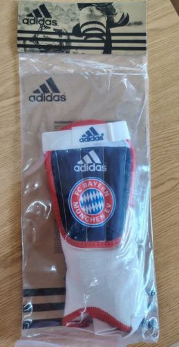 XS méretű, Adidas, FC Bayern sipcsontvédő, 1 pár